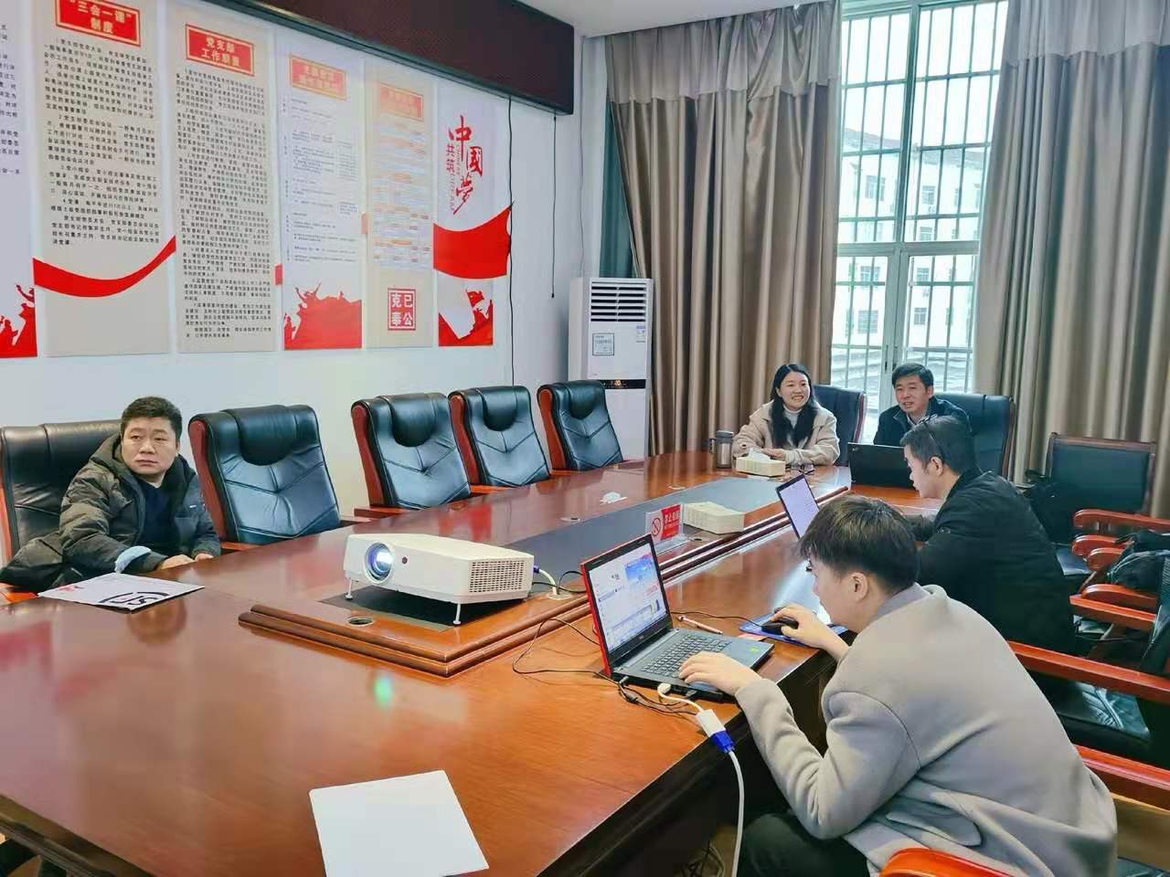 省寄研所副所长曾小军来中国血防纪念馆指导血防抗疫展馆展陈布置工作