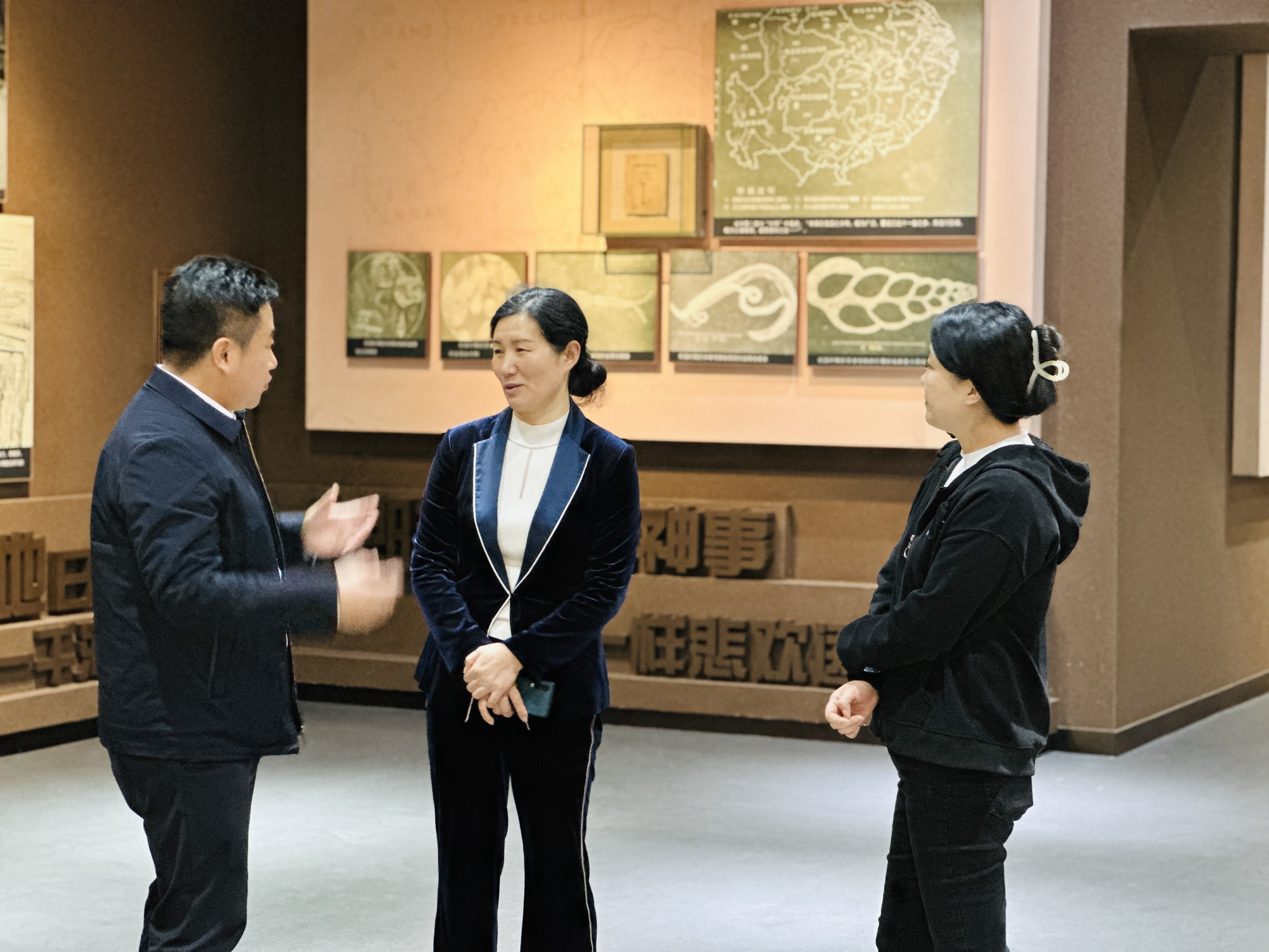 景德镇市昌江区人民政府副区长鲍希文一行来我馆参观考察