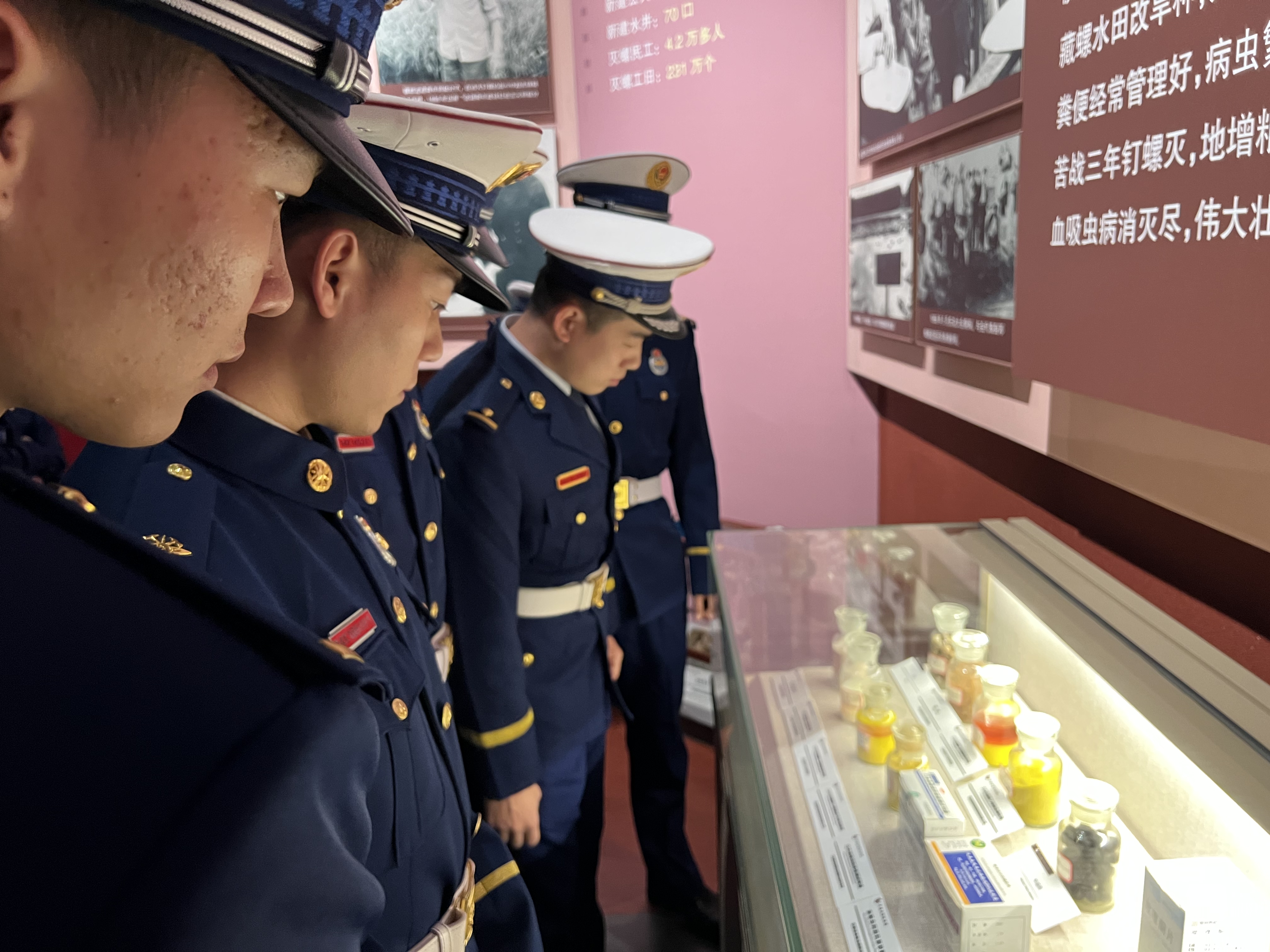 余江区消防救援大队一行来本馆开展党团活动