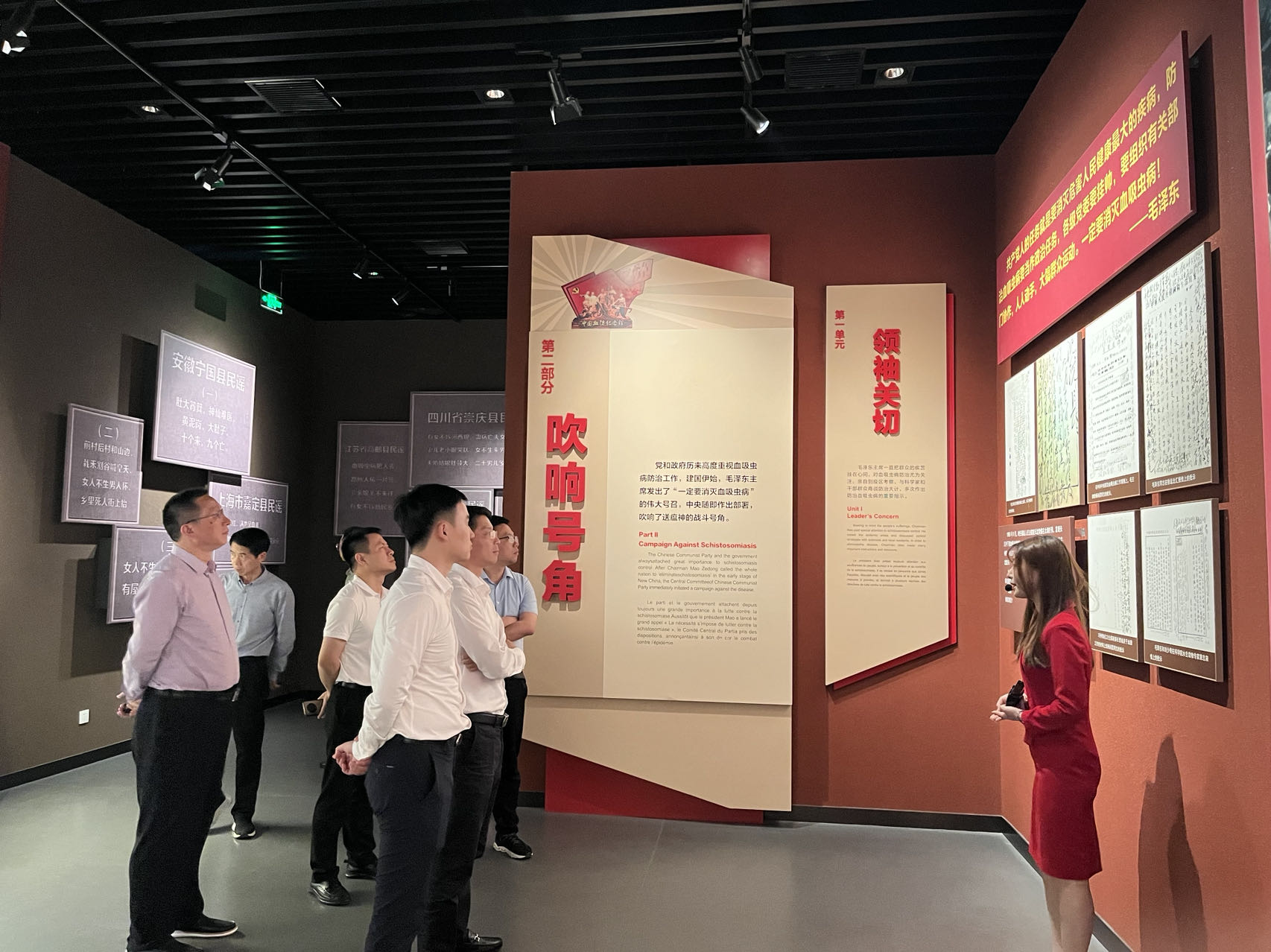 新余市渝水区区委副书记、区长简华锋一行来我馆调研